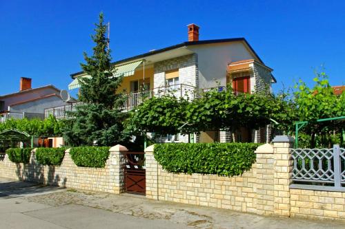 Apartments with a parking space Pula - 7321 - Valdebek