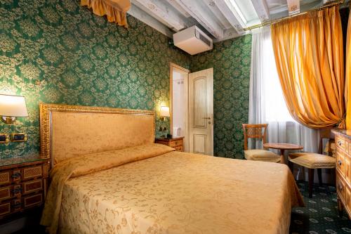 2 twin beds, 1 sofa bed