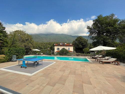 The comfortable house with big pool in the center of Mergozzo