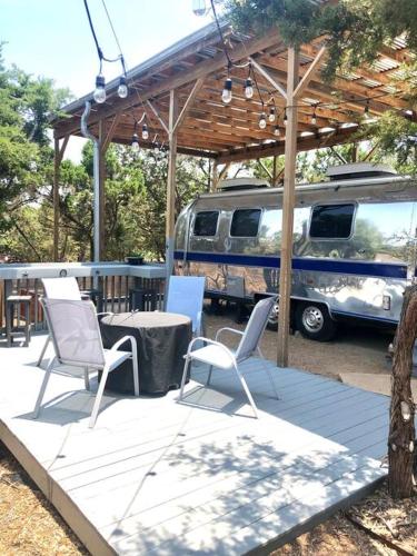 The Steel Magnolia Airstream - Cabins At Rim Rock in Austin, USA