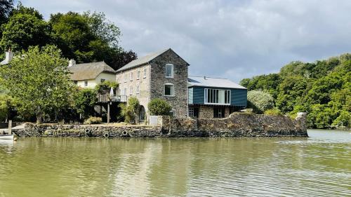 Duck Cottage - Waters Edge, Exclusive Village Location