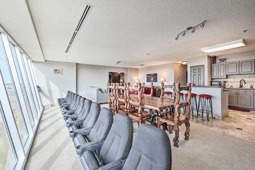 Fort Worth Condo with Racetrack Views and Pool Access