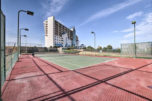 Fort Worth Condo with Racetrack Views and Pool Access