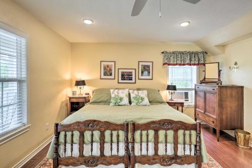 Studio in College Station with Expansive Deck! in College Station, USA