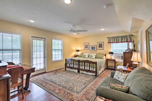 Studio in College Station with Expansive Deck! in College Station, USA