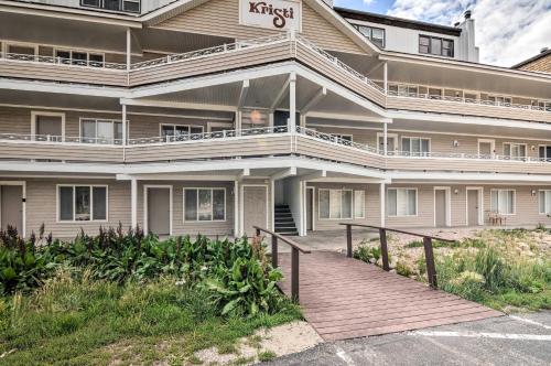 Ski-In and Ski-Out Brian Head Condo with Mtn Views!