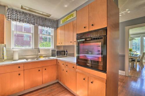 Glasgow Home with Porch Close to Lake and Caves! in Glasgow, USA
