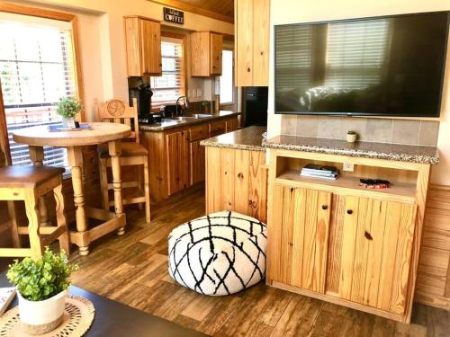 The Armadillo Cabin - Cabins At Rim Rock in Austin, USA
