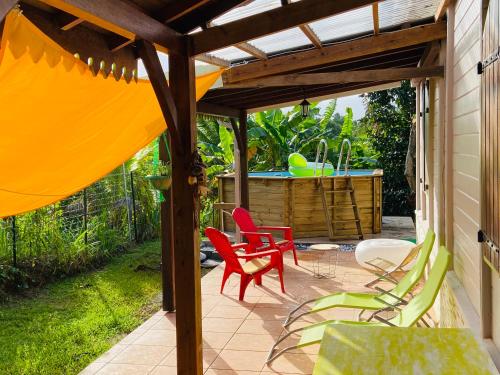 สระว่ายน้ำ, Charmant lodge creole avec piscine et jardin tropical in เลอ ลามงตัน