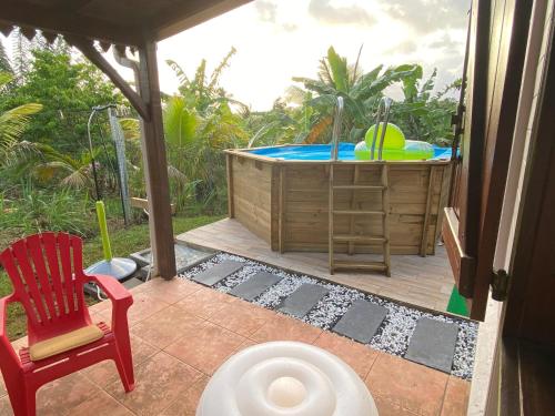 สระว่ายน้ำ, Charmant lodge creole avec piscine et jardin tropical in เลอ ลามงตัน