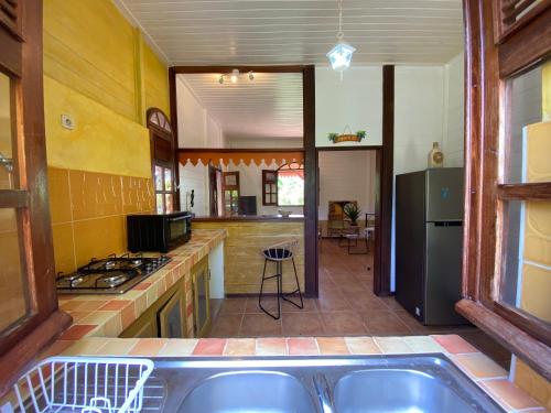 ห้องครัว, Charmant lodge creole avec piscine et jardin tropical in เลอ ลามงตัน