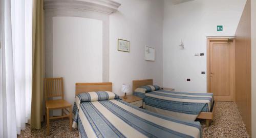 4 twin beds