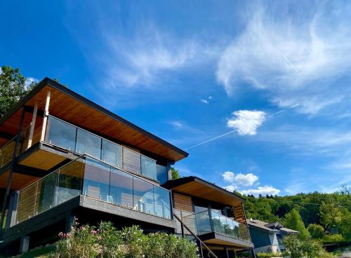 Панорамная вилла у леса на Lac Leman