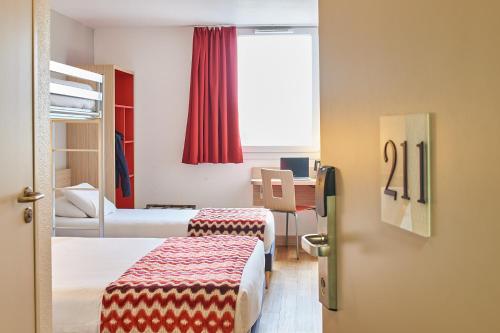1 double bed, 2 twin beds