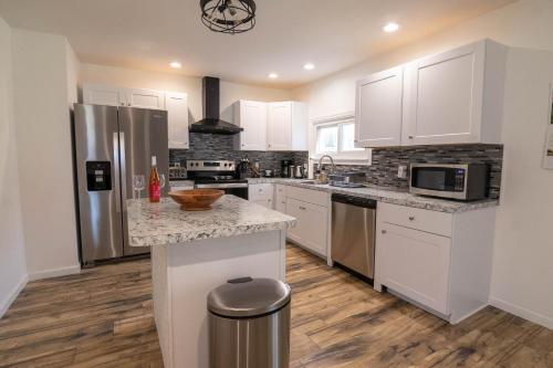 Pocono Lake Retreat - Relaxing 3bdm retreat w/ High Speed Wi-Fi, Work Space and Firepit in Pocono Lake, USA