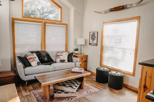 The Longhorn Cabin - Cabins at Rim Rock in Austin, USA