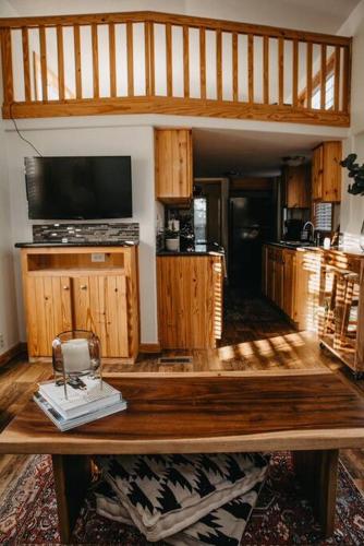 The Longhorn Cabin - Cabins at Rim Rock in Austin, USA