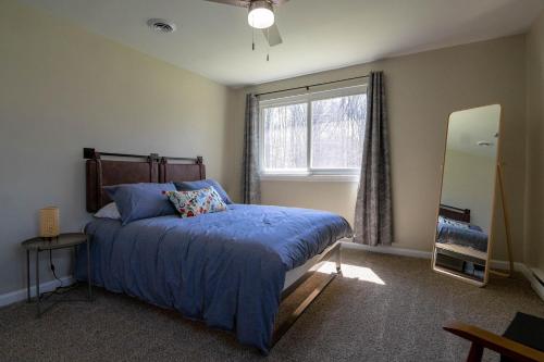 Pocono Lake Retreat - Relaxing 3bdm retreat w/ High Speed Wi-Fi, Work Space and Firepit in Pocono Lake, USA