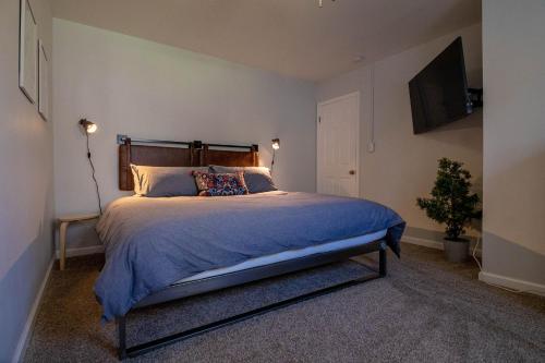 Pocono Lake Retreat - Relaxing 3bdm retreat w/ High Speed Wi-Fi, Work Space and Firepit in Pocono Lake, USA