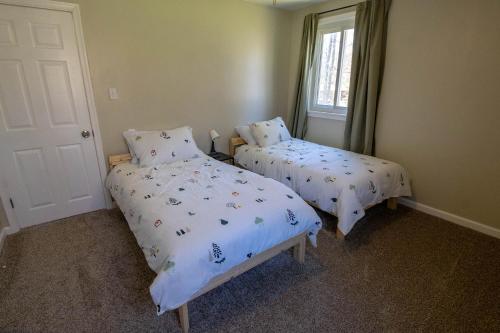 Pocono Lake Retreat - Relaxing 3bdm retreat w/ High Speed Wi-Fi, Work Space and Firepit in Pocono Lake, USA