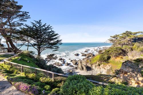 Entire Private Coastal Retreat - Spectacular Ocean Views wHot Tub