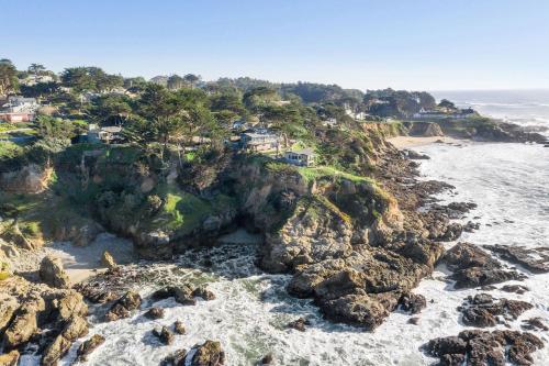 Entire Private Coastal Retreat - Spectacular Ocean Views wHot Tub