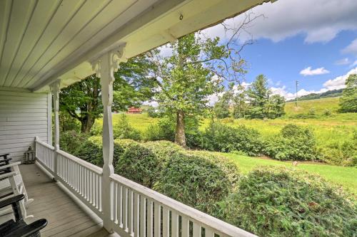 'Lil Red Hen' Cottage in the Boone Area w/ Hot Tub