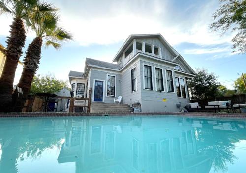 San Antonio gem, spacious home with pool in desirable Monte Vista in San Antonio, USA