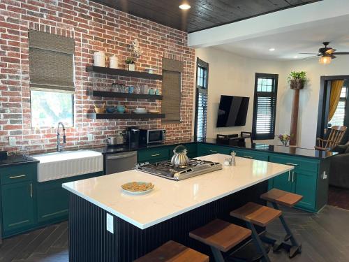 San Antonio gem, spacious home with pool in desirable Monte Vista in San Antonio, USA