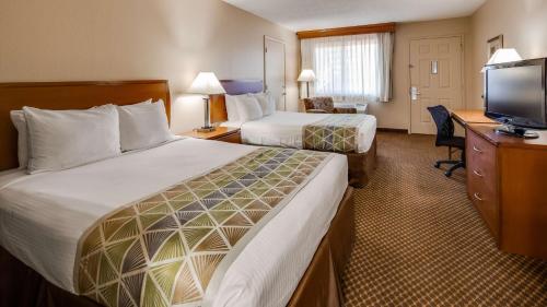 Queen Room with Two Queen Beds - Non-Smoking - No Pets