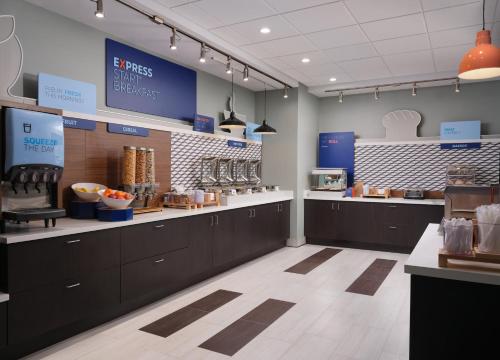 Food and beverages, Holiday Inn Express Peru-Lasalle Area By IHG in Peru (IL)