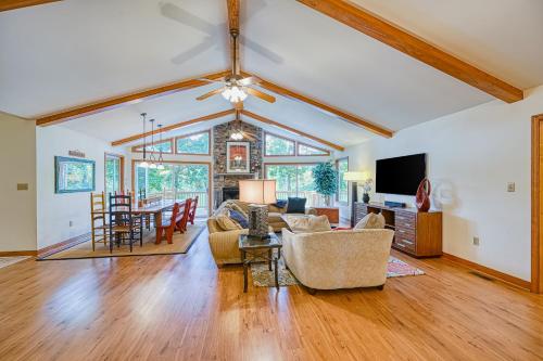 Lallis Lake House in Mineral, USA
