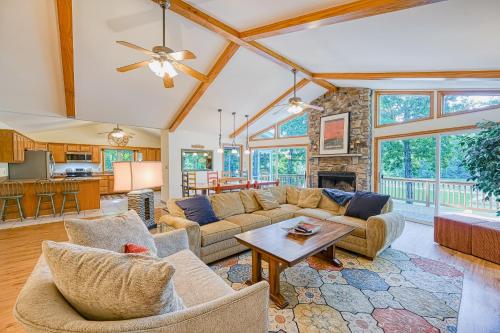Lallis Lake House in Mineral, USA
