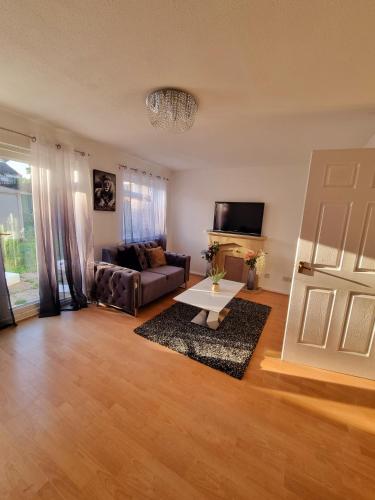 3 bedroom house with driveway near legoland Heathrow Airport and Windsor