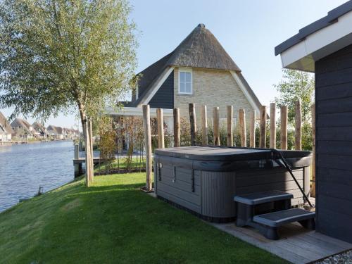 Beautiful villa with wellness in a holiday park on the Tjeukemeer