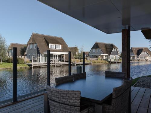 Beautiful villa with wellness in a holiday park on the Tjeukemeer