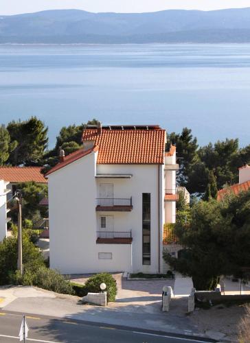  Apartments by the sea Medici, Omis - 1046 in Mimice