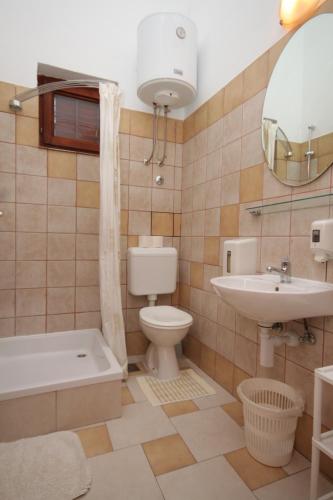 Apartments by the sea Milna Hvar - 8795 - image 13