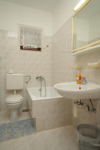 Apartments with a parking space Hvar - 8794 - image 9