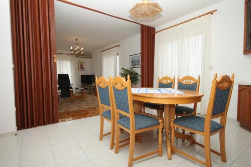 Apartments with a parking space Hvar - 8794 - image 10
