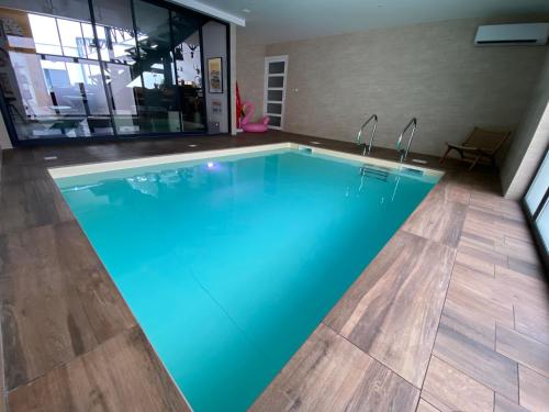 Loft Spa Reims-fr 200m2 privatifs, piscine interieure chauffee, spa et parking in ลา เนอวีเลต