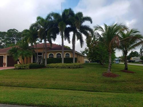 Charming vacation home in Port St Lucie.