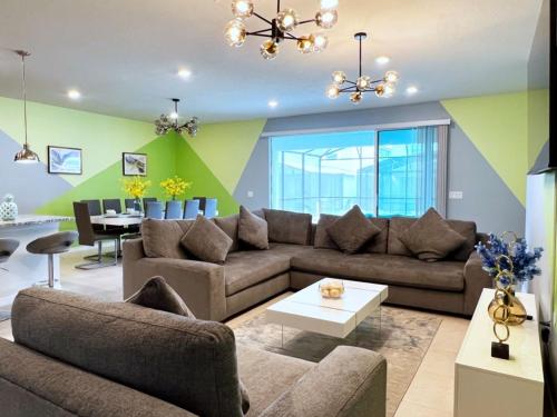 Brand New 10 BR 8 Bath Pool Everything Fun Home villa in Davenport, USA