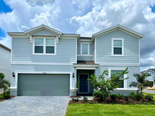 Brand New 10 BR 8 Bath Pool Everything Fun Home villa in Davenport, USA