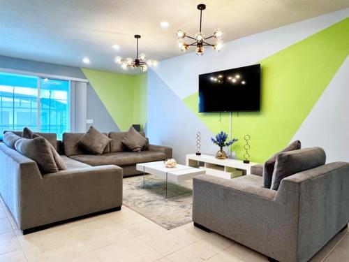Brand New 10 BR 8 Bath Pool Everything Fun Home villa in Davenport, USA