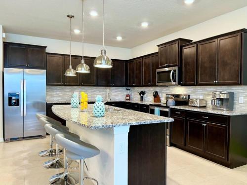 Brand New 10 BR 8 Bath Pool Everything Fun Home villa in Davenport, USA
