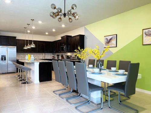 Brand New 10 BR 8 Bath Pool Everything Fun Home villa in Davenport, USA