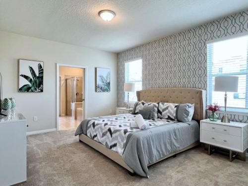 Brand New 10 BR 8 Bath Pool Everything Fun Home villa in Davenport, USA