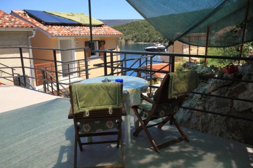 Apartments by the sea Valun, Cres - 8086