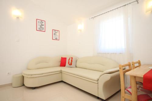 Apartments by the sea Valun Cres - 8086 - image 6